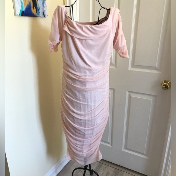 HOST PICK 🥰Venus bodycon ruched Dress Light Pink Great for weddings New - Picture 2 of 12